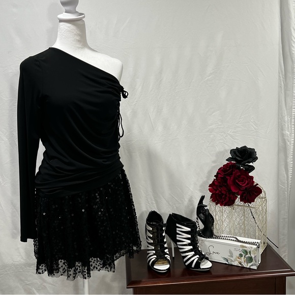 NWT BCBGMAXAZRIA Black One Sleeve & Open Shoulder Top Size M Black - Picture 11 of 11